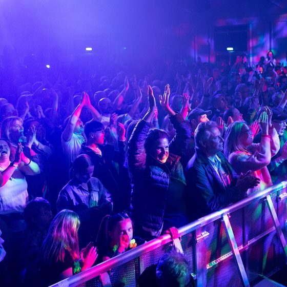 Crowd clapping